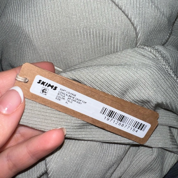 SKIMS -  LONG SLEEVE CROP TOP NEVER WORN NWT LIMITED EDITION COLOUR - Picture 2 of 3